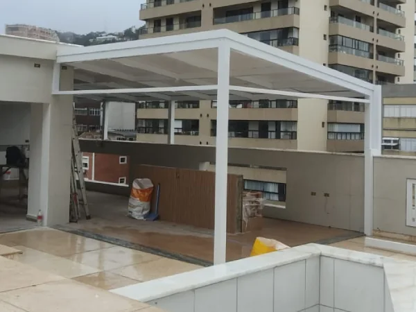 Cobertura de policarbonato em área externa executada pela Serralheria Pajé
