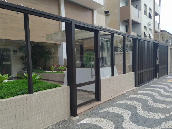 Fachada de vidro e alumínio instalada pela Serralheria Pajé em Santos